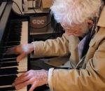 springer À 94 ans, Philip Springer joue la « Sonate au Clair de lune »