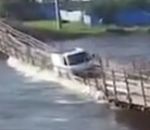 riviere crue Camionnette vs Pont suspendu