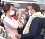 montage Macron recouvert de fleurs en Polynésie