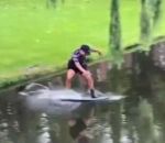 rotterdam raza Adrien Raza traverse un canal en skimboard