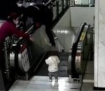 chine escalator Sauvetage d'un enfant seul en haut d'un escalator (Chine)