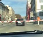 train niveau voiture Une automobiliste bloquée sur un passage à niveau (Suisse)