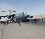 avion decollage Afghans vs Avion à l'aéroport de Kaboul