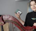 musique instrument Une pédale de distorsion branchée à une harpe