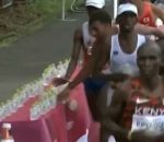 renverser Le marathonien Morhad Amdouni renverse des bouteilles (JO 2021)