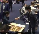 echecs firouzja Poignée de main confuse entre deux joueurs d'échecs