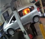 mecanicien Soudure sous une voiture dans un garage (Fail)
