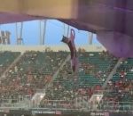 tribune stade Des supporters amortissent la chute d'un chat (Miami)