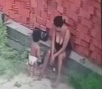 enfant maman brique Une maman sauve son enfant de la chute d'un mur de briques