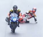 course moto Un pilote double un autre motard avec une glissade