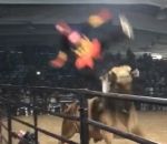 rodeo ejecter Un taureau envoie voler un homme dans le public