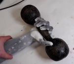 robot Un bras bionique soulève un haltère