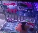 police femme Une femme échappe à la police en faisant la vaisselle