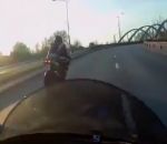 motard Une moto se gare à coté d'un motard
