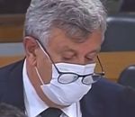 politicien heinze Le sénateur Luis Carlos Heinze porte deux paires de lunettes