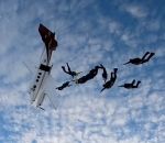 parachutisme decrochage Un avion décroche pendant un saut en parachute