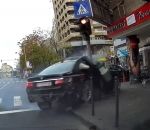 voiture bmw BMW vs Poteau d'un feu de circulation