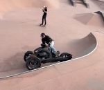 moto roue Faire le malin avec un Can-Am dans un skatepark