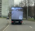 camion remorque ecran Un écran sur une remorque de camion affiche la route