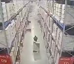 ouvrier effondrement Des étagères s'effondrent sur un homme dans un entrepôt
