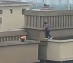 sauter immeuble Deux enfants au sommet de deux immeubles