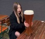 biere verre Une fille boit une grande bière