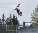 rampe Vol plané d'une moto dans un skatepark