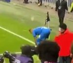 football match jet Payet reçoit une bouteille d'eau sur la tête
