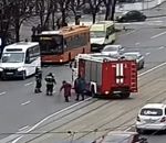 camion pompier Des pompiers aident une vieille dame à traverser une avenue