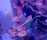 serveuse Une serveuse prépare un plateau d'assiettes (Fail)