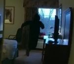 fuite Un suspect tente de fuir la police en sautant par une fenêtre