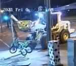 voleur police moto Voler des motos avec une chargeuse sur pneus