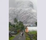 eruption volcan Éruption du volcan Semeru