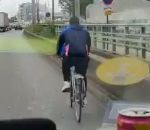 chute cycliste peripherique Un livreur à vélo sur le périphérique parisien