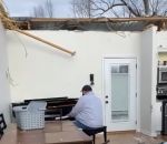 debris Pianiste dans les débris de sa maison après une tornade