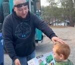 camion Un éboueur fait un cadeau à un enfant