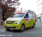 police escorte Un motard de la police escorte une ambulance à Séoul 