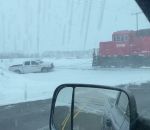 tirer tracter Un train dépanne un pick-up bloqué dans la neige