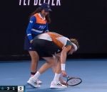 tennis open Stefanos Tsitsipas retire un insecte du court (Open d'Australie 2022)