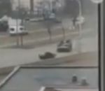 guerre voiture Un char russe écrase une voiture au nord de Kiev