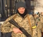 resistant guerre Un Ukrainien a un problème avec le chargeur de son fusil