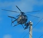 vol Un électricien travaille avec un hélicoptère