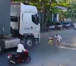 enfant sauvetage traverser Un enfant traverse devant un camion
