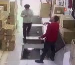 smartphone Un homme chute dans une trappe d'un entrepôt
