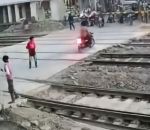 collision niveau passage Motard vs Train (Inde)