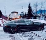 train voiture passage Tesla vs Train