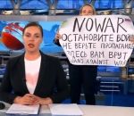 direct journal Une femme interrompt un journal avec une pancarte anti-guerre (Russie)