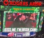 couple kiss Kiss Cam amusante