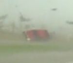 voiture Un pick-up est pris dans une tornade