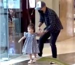technique enfant Passer devant un magasin de jouets avec son enfant
